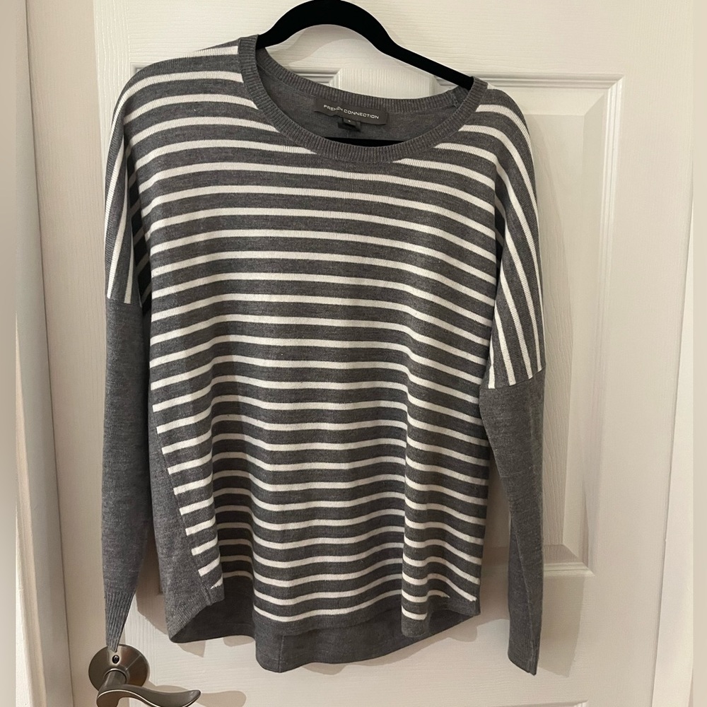 French Conmection grey and white sweater/blouse. Size S